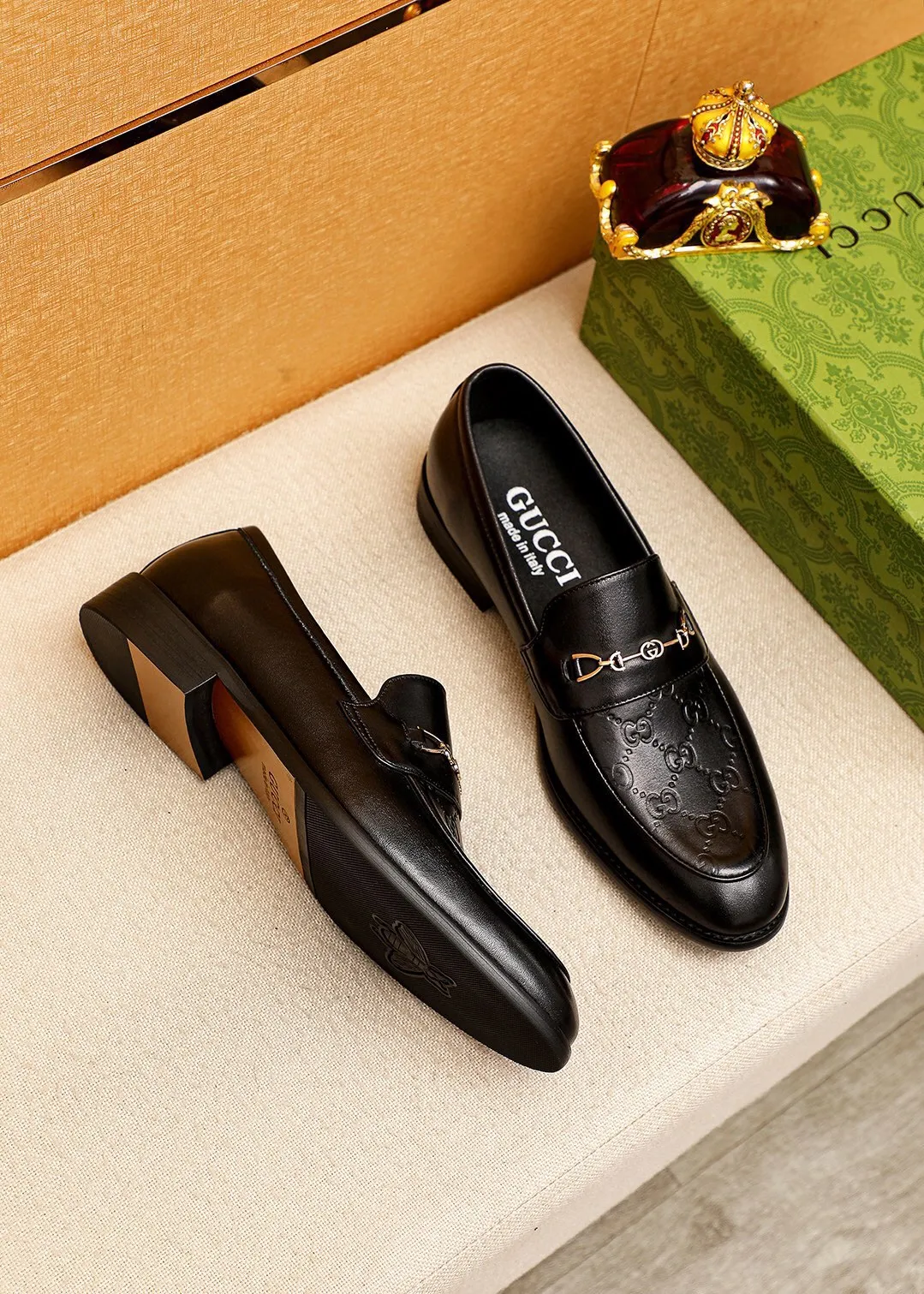 Men's shoes 💰400 💐 Product trademark: GUCCI "Gucci" casual leather shoes Regular size: 39-44 (38.45.46🉑️Customized) Product materials: Selected imported first-layer calfskin embossed upper + luxury hardware buckle, imported 🐑 sheepskin lining. Strong three-dimensional visual effect, original combination outsole Color: 2⃣️colors available
